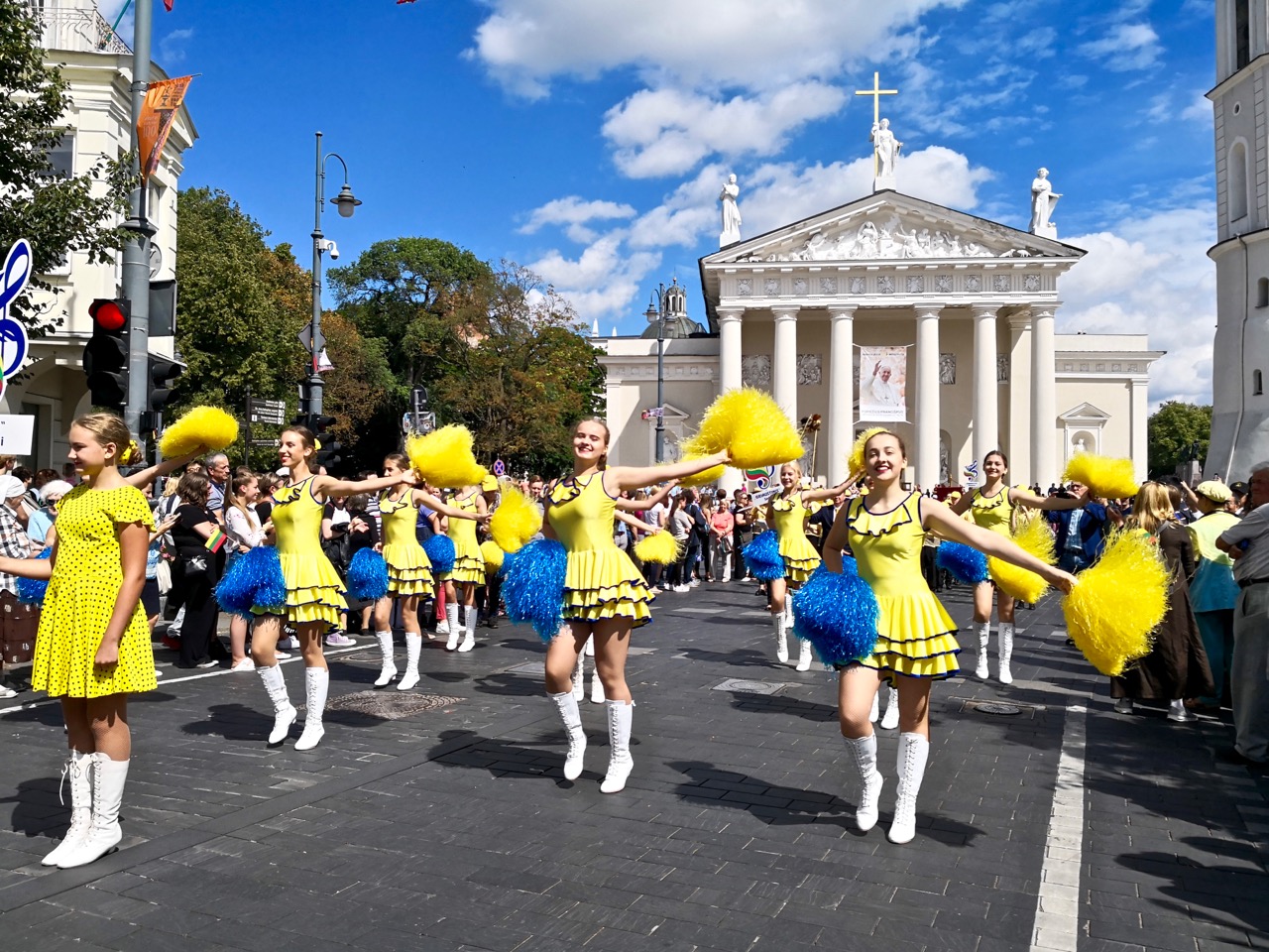 来自立陶宛各个地区各个民族的人们欢聚一堂,一场民族服饰盛装游行好