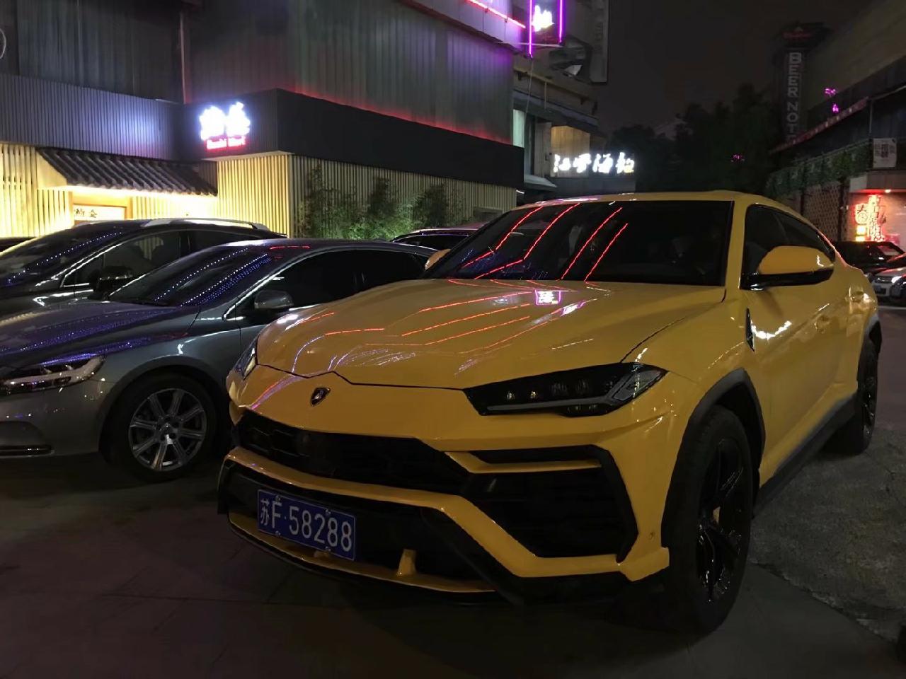 南通某酒吧门口实拍兰博基尼urus太壕了