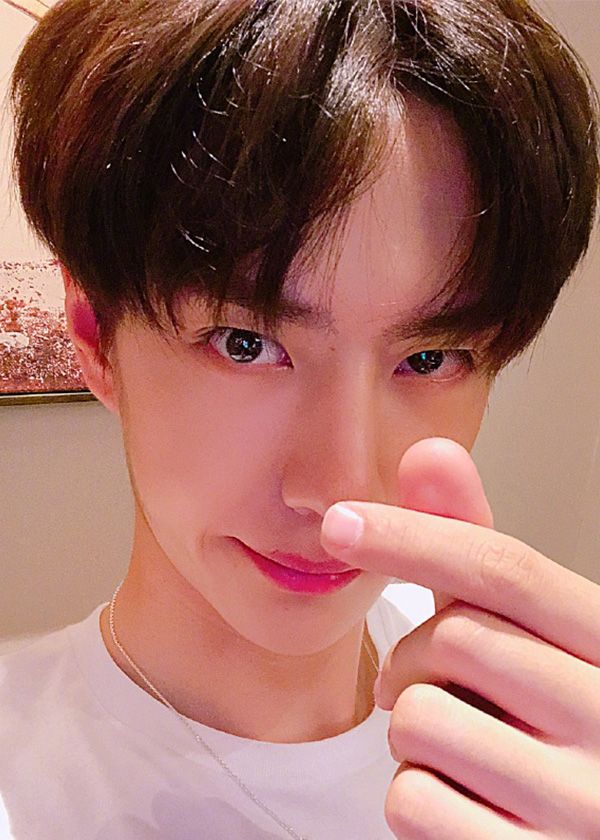 王一博的大头照我觉得图4最适合做头像你觉得呢