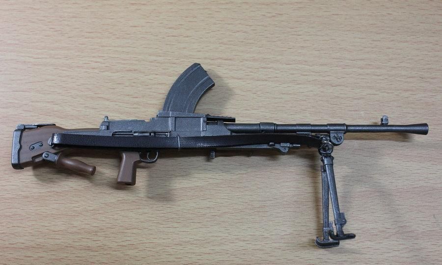 装上100发弹鼓的布伦机枪,射速仍无法与mg42机枪抗衡!