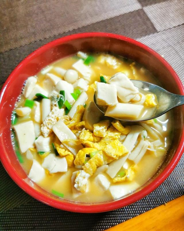 鲜美豆腐汤:嫩豆腐遇见海鲜菇,鲜味自然就出来了