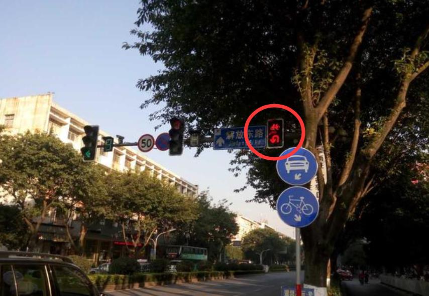 左转红灯能掉头吗很多车主都不懂交警提醒各地情况不同