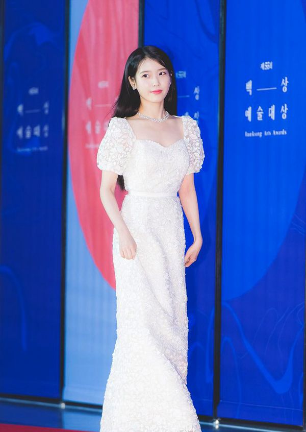 iu李知恩白色礼服变身优雅小公主出席第55届百想艺术大赏红毯