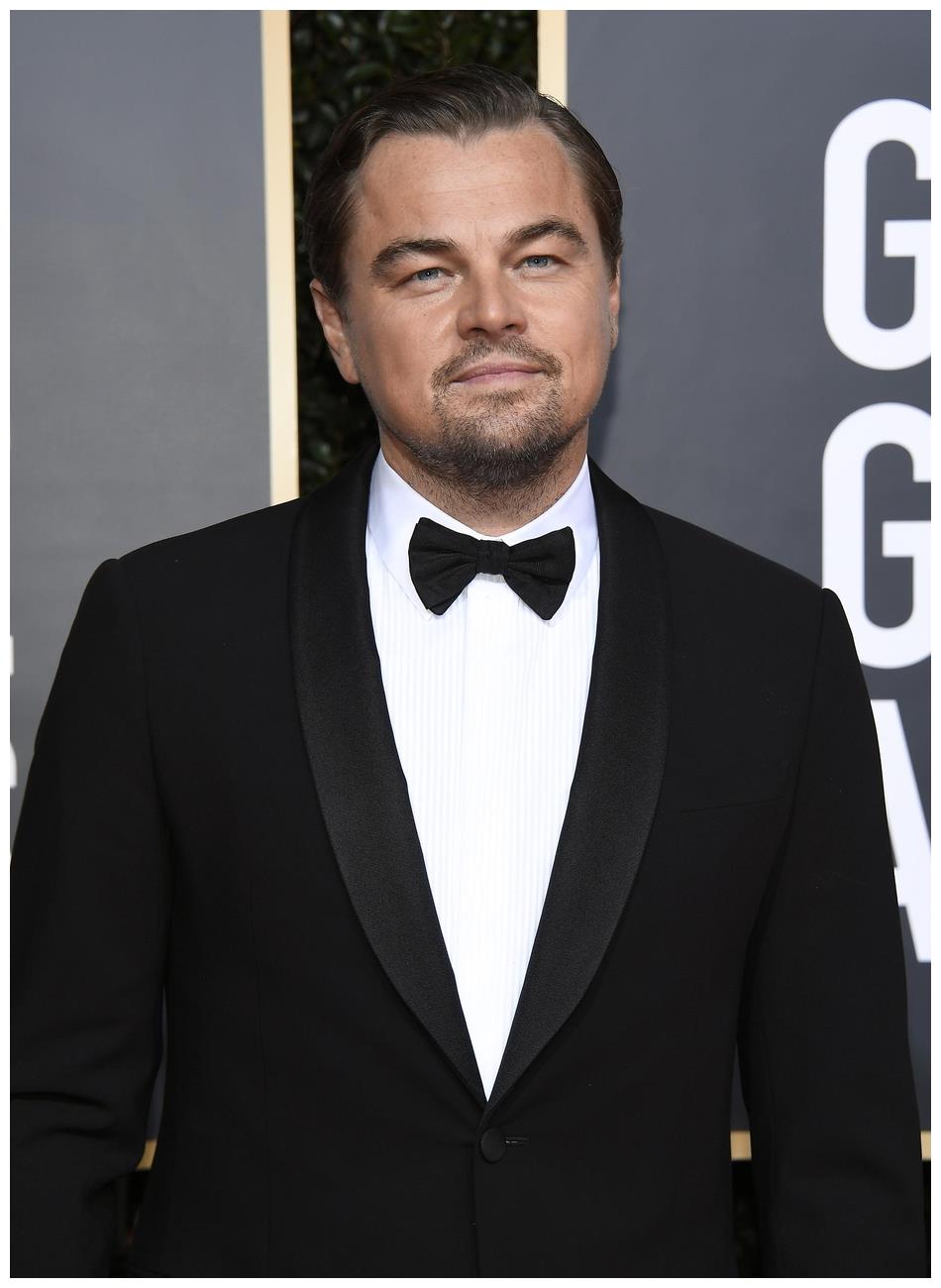 小李子皮特亮相金球奖亲密相拥秀友情,双黑西装性感男神魅力依旧