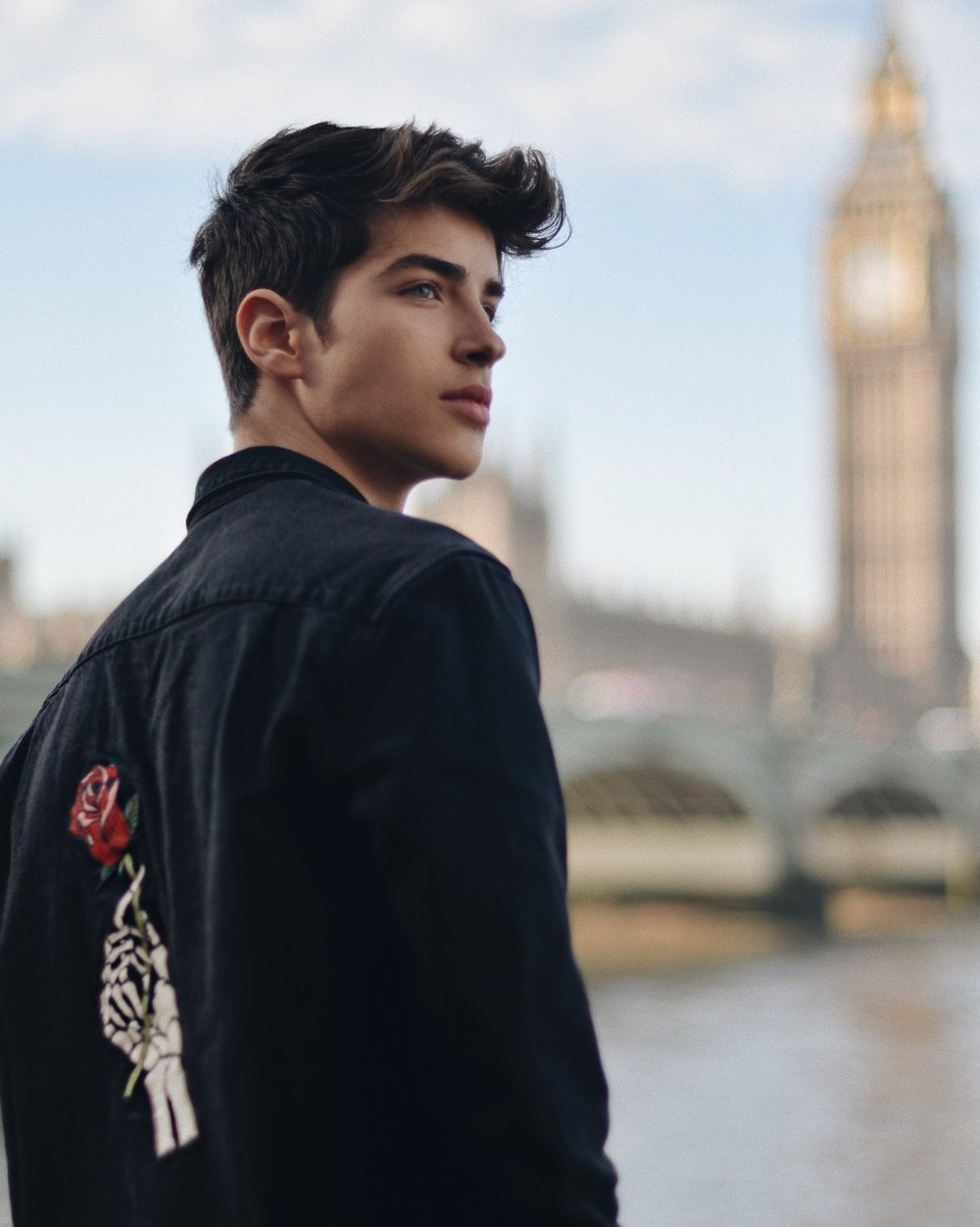 95后亚洲男模有五官却不张扬,默默地霸占了西欧非同凡响端的时