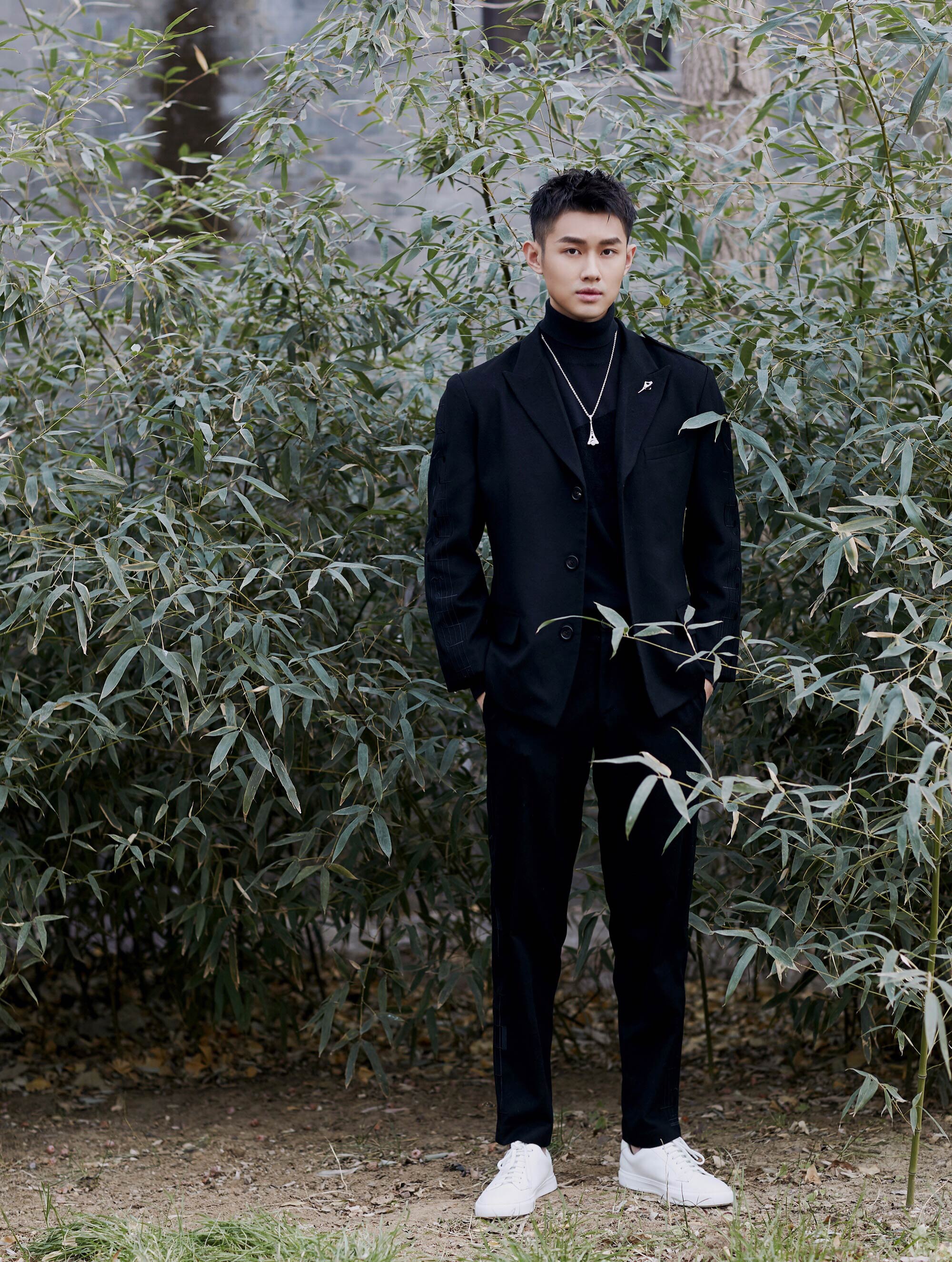 陆宇鹏亮相国剧盛典录制 全黑西装随性帅气