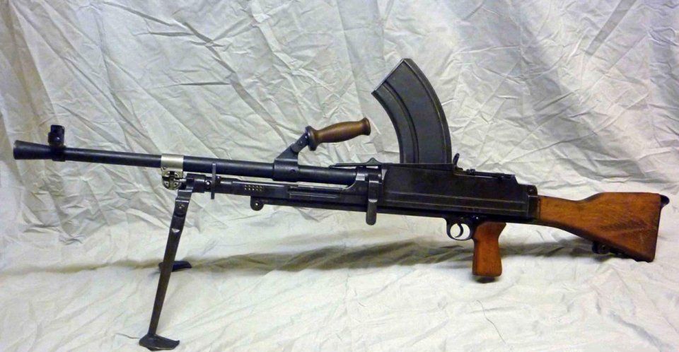 装上100发弹鼓的布伦机枪,射速仍无法与mg42机枪抗衡!