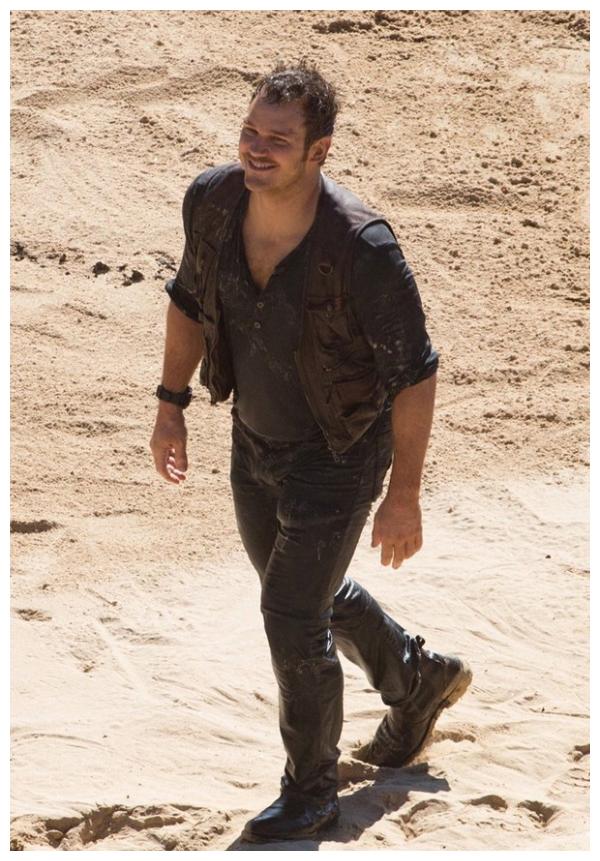 戴著耳机开始勤奋跑步,身高 188 公分的克里斯普瑞特看起来又高又壮