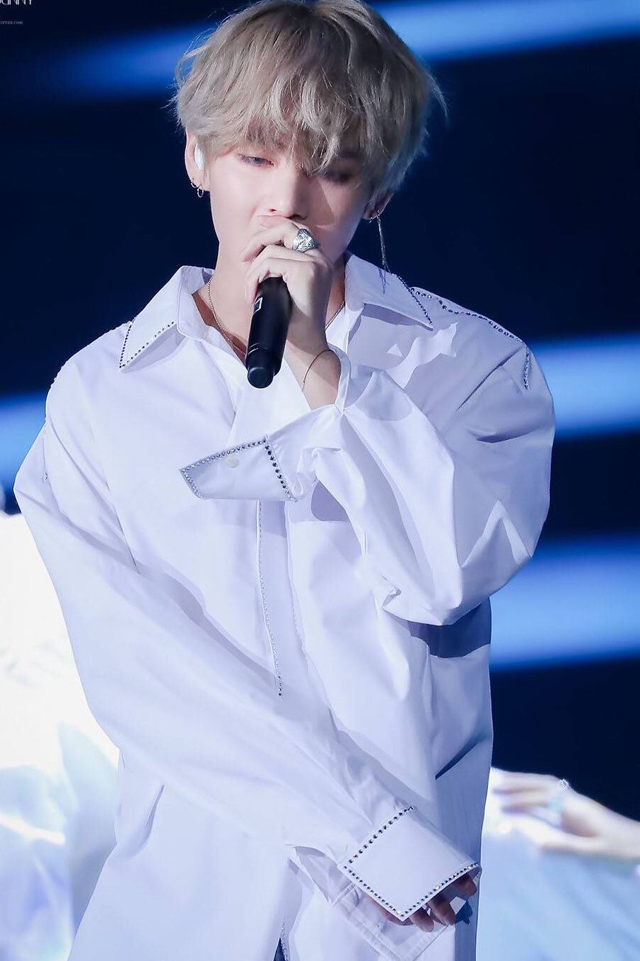 防弹少年团:《春日》现场版穿白衬衫的金泰亨v是纯洁男孩子呀!