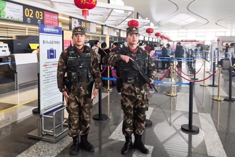 帅气武警兵哥哥春节坚守岗位真想在人群中多看他一眼