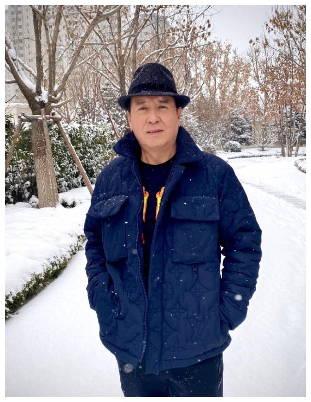 关晓彤父亲下雪天出门摆拍,不戴口罩被网友批评|关少曾|关晓彤|父亲