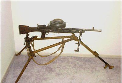 装上100发弹鼓的布伦机枪,射速仍无法与mg42机枪抗衡!
