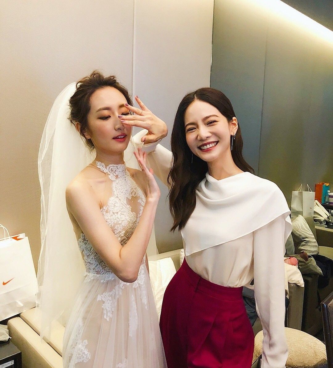 1 / 7 网上爆出飞轮海成员辰亦儒与曾之乔的结婚消息,原本明星结婚已