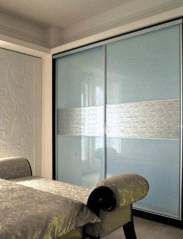卧室装修,越来越多人喜欢衣柜装玻璃移门,简单大方,太实用了