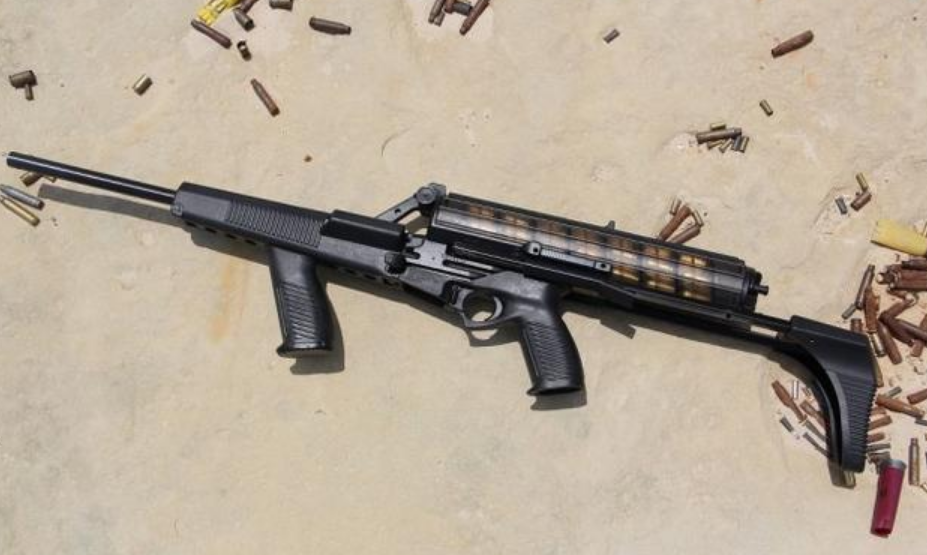 弹鼓容量100发,但是这款武器的弹鼓已经改进成圆柱状.