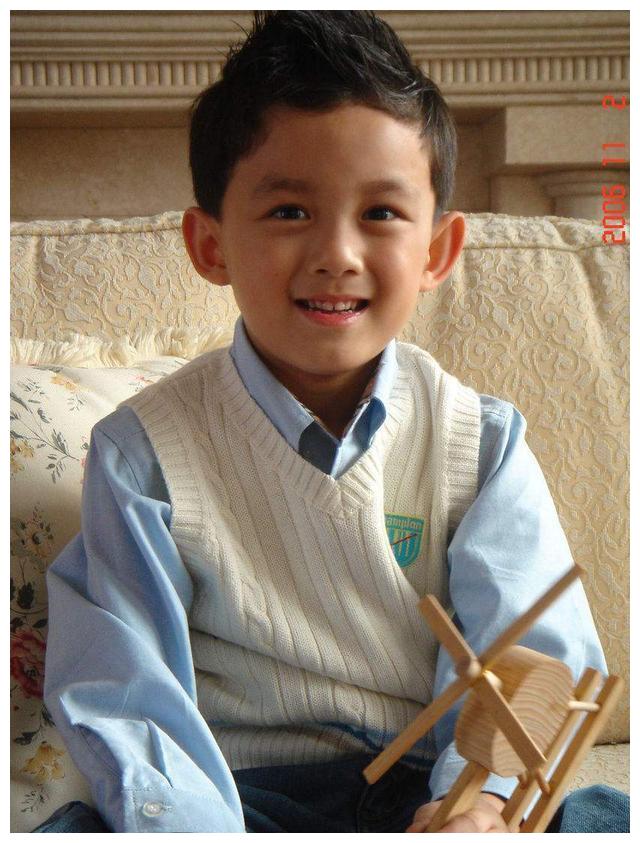 《我是大侦探》道具组细节控,吴磊童年照与邓伦韩雪合照完美融合