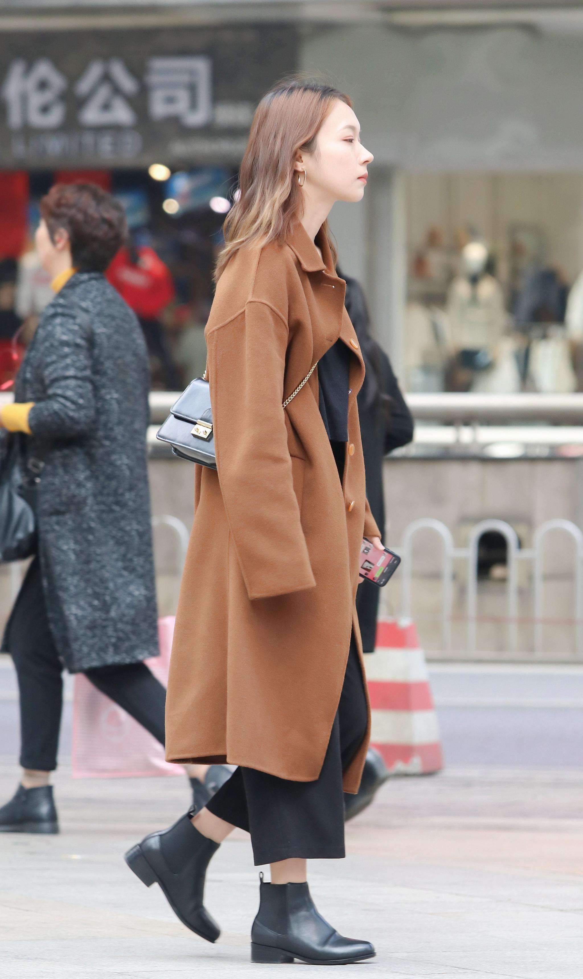 街拍棕色呢子大衣搭短靴美女斜挎单肩包满满的成熟女人气息