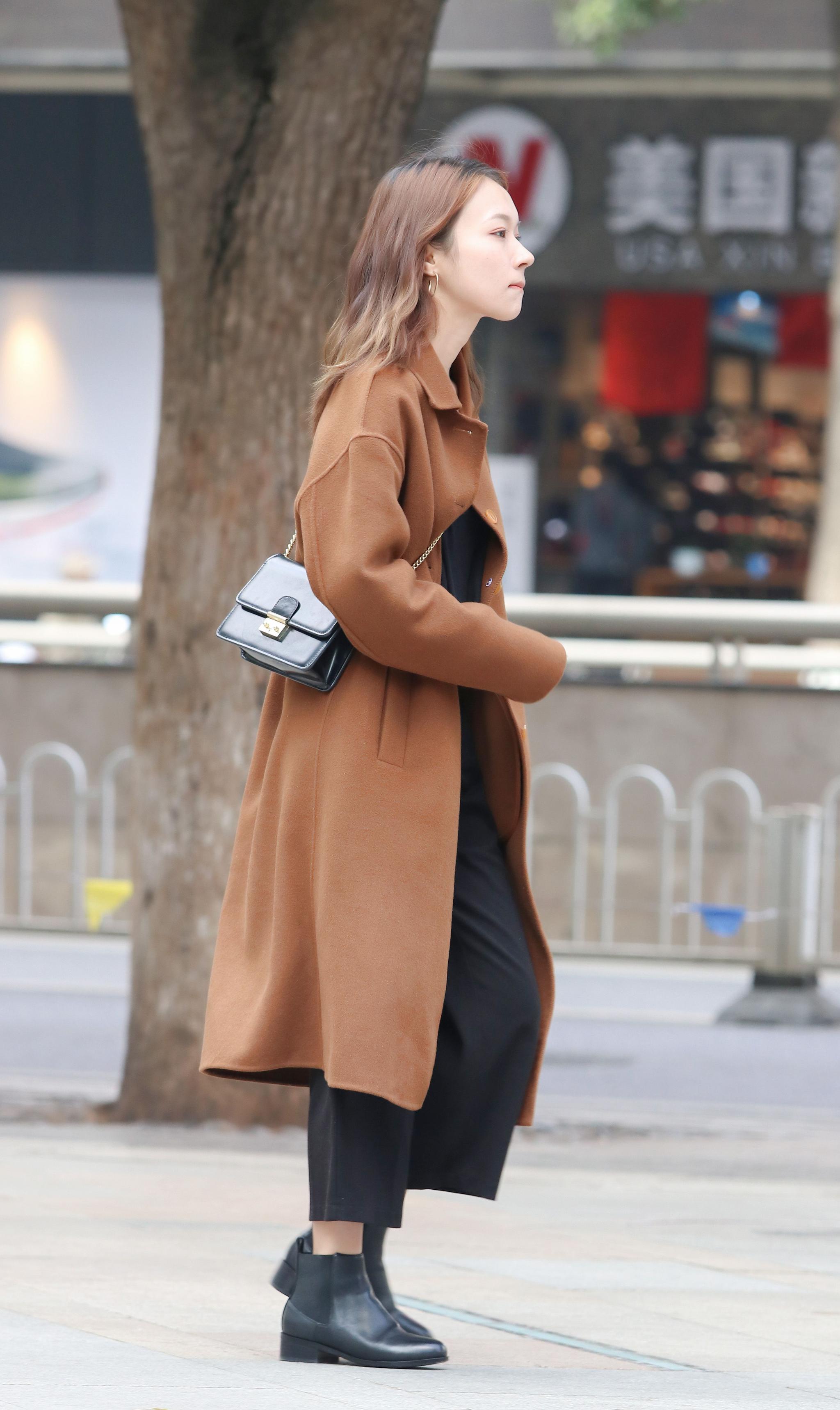 街拍棕色呢子大衣搭短靴美女斜挎单肩包满满的成熟女人气息