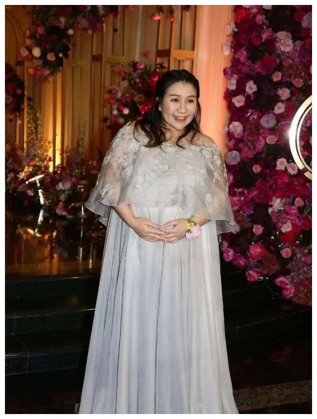 赌王女何超盈挺大肚参闺蜜婚礼网友不生三胞胎都对不起身材