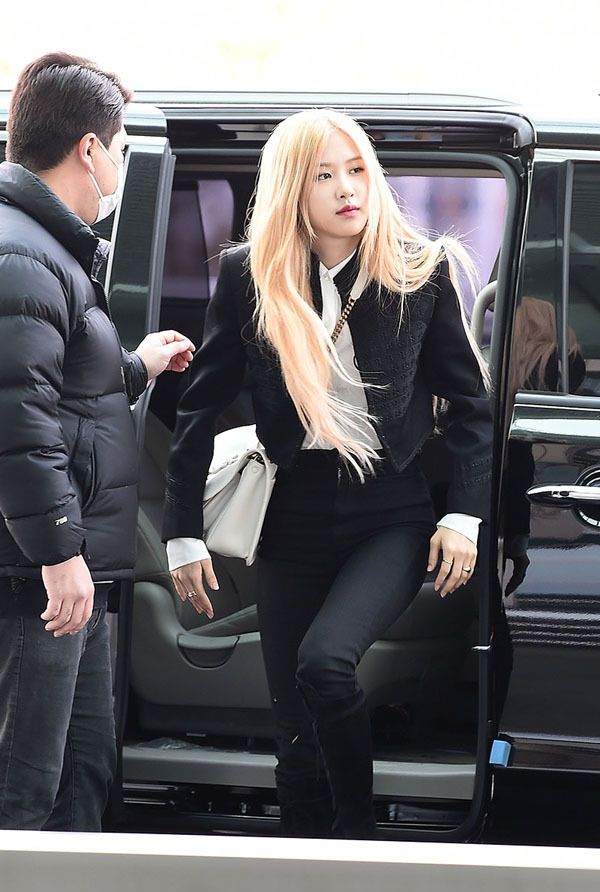 blackpink成员ros用黑白配简约通勤风格轻松打败五颜六色