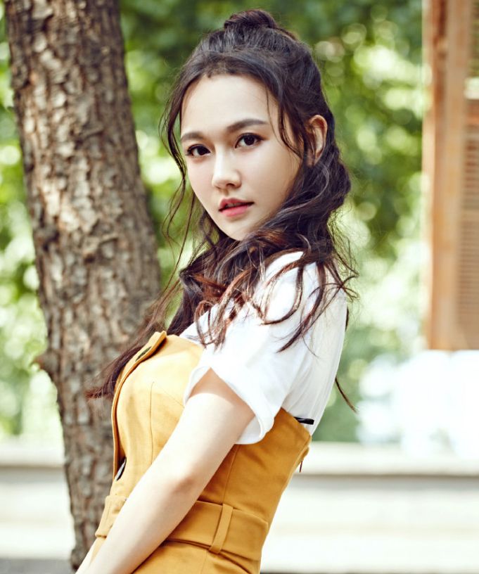 孙骁骁:丸子头时髦又减龄,真是个元气满满的活力美少女!