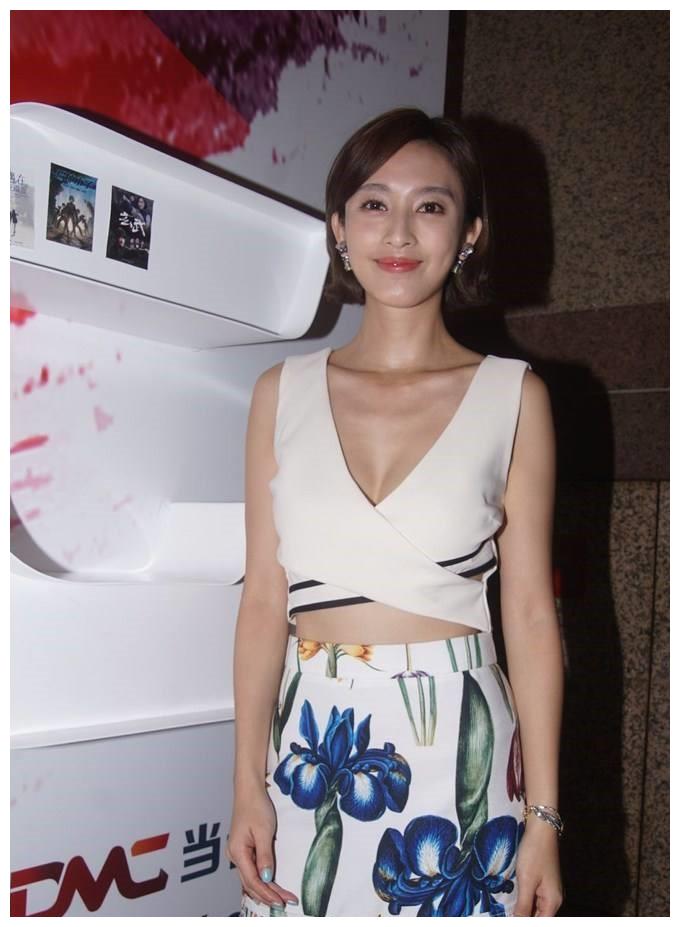 张俪开启第一波夏装秀深v现身活动成焦点网友不当模特可惜