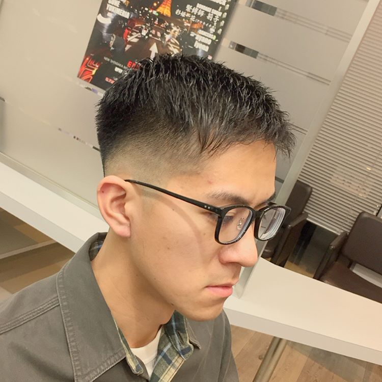 头发两边铲男士发型简约别致自然清爽