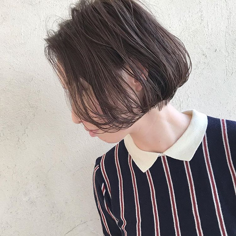 中分,内扣小短发甜美清新,深栗色发色更是越看越养眼,摩卡波波头发型