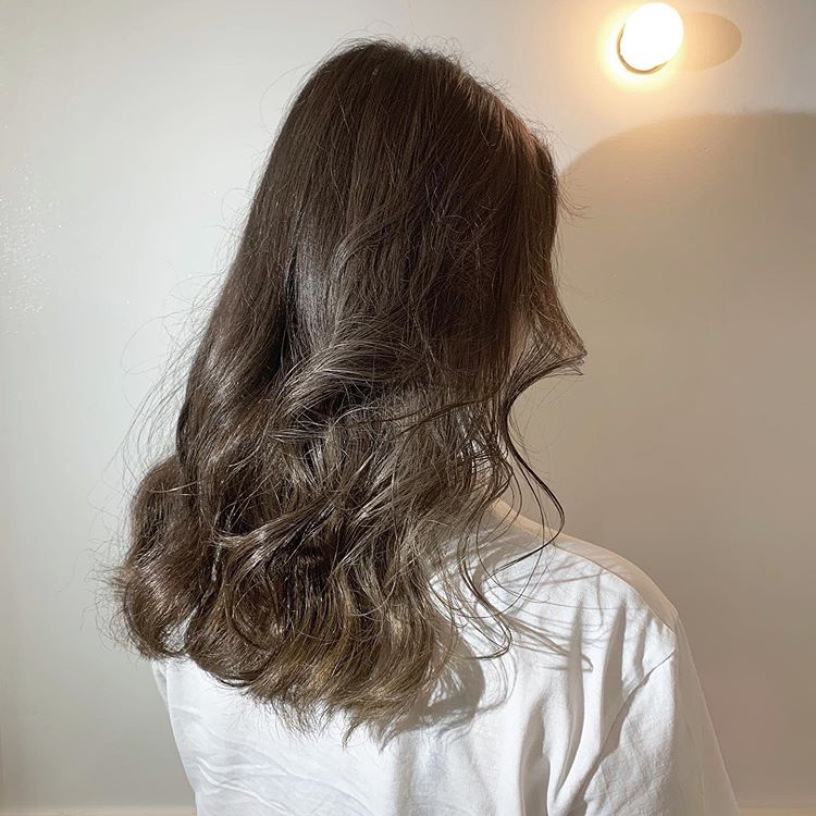 今年秋天流行烫发尾的发型,让女生气质提升,非常的洋气好看