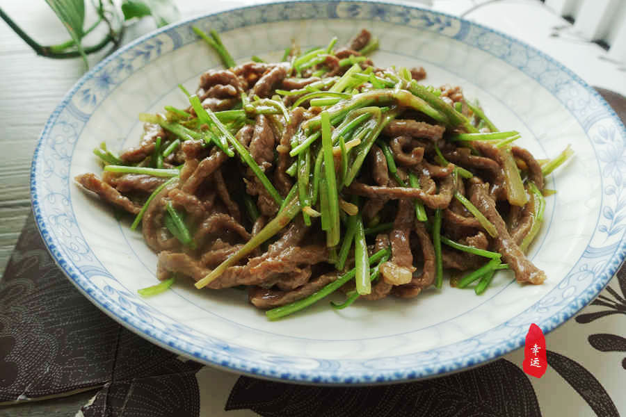 家庭版的芫爆牛肉丝,鲜嫩又入味,好吃不油腻