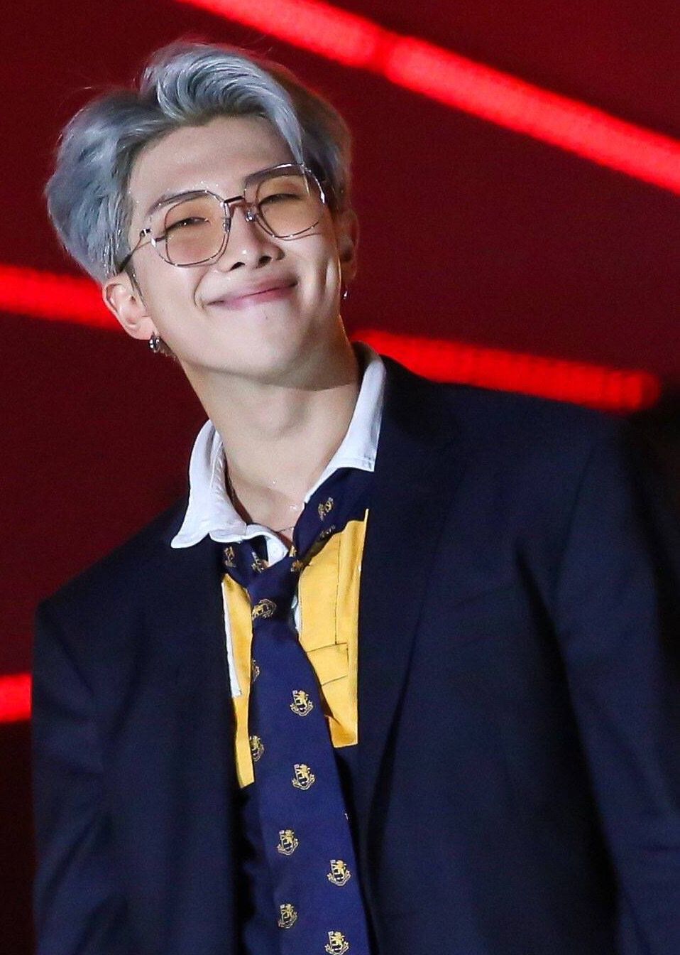 防弹少年团队长金南俊的甜美酒窝是我们有酒窝的脑性男熊熊了