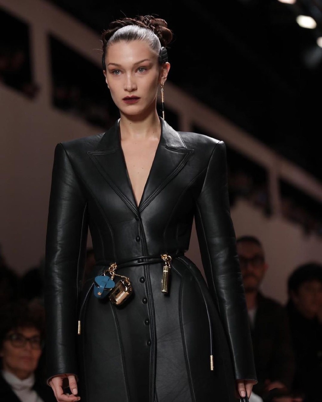 fendi 2020 秋冬大秀 bella身穿一袭黑色皮衣 帅气撩人