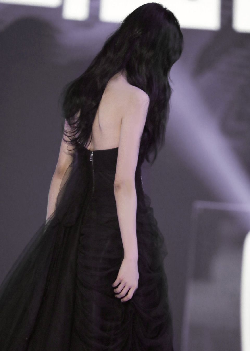 郑爽蝴蝶背,抹胸礼服露出优美肩颈线条出席国剧盛典_高清图集_新浪网