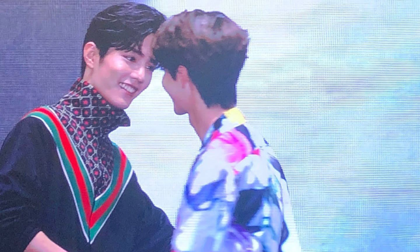 蜜汁角度肖战王一博泰国合体玩亲亲王一博现场生图颜值崩塌