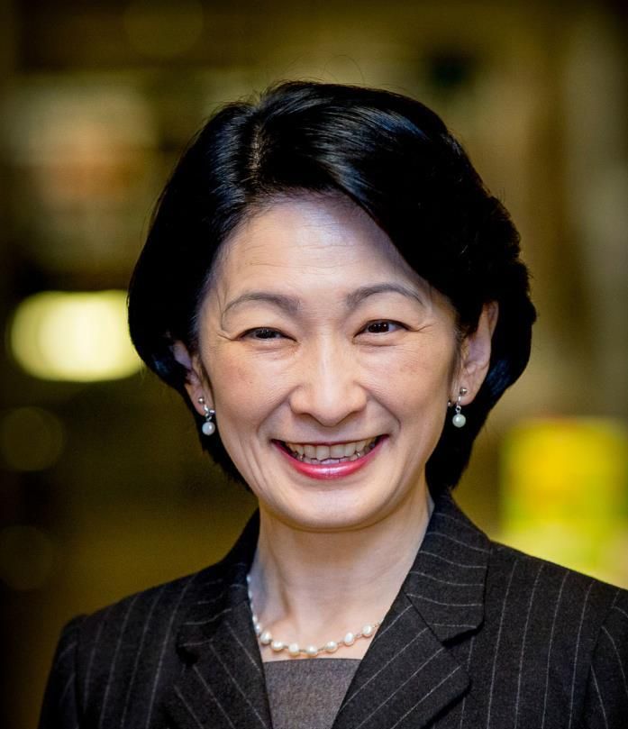 对比日本皇室久子妃和其他王妃的生活穿搭,打破常规是两者的差别