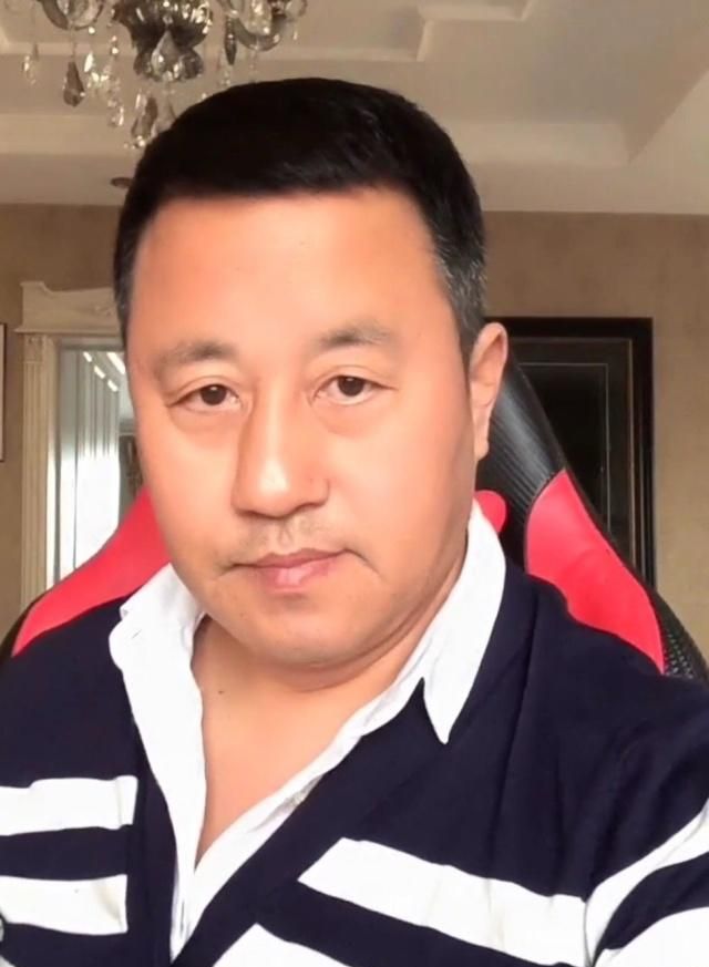 《》长贵的扮演者王小宝比妻子大19岁,是戏里女儿的闺蜜