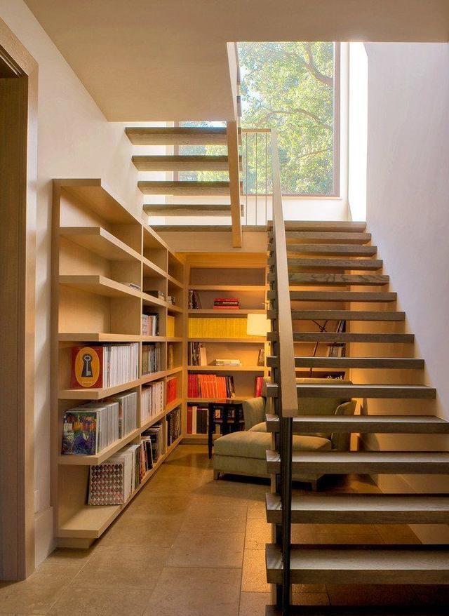 楼梯下空间别白白浪费了!沿着墙面装几排书架,又能多个书房了