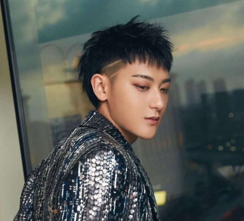 黄子韬换了新发型将头发剪短之后气质大变网友权志龙