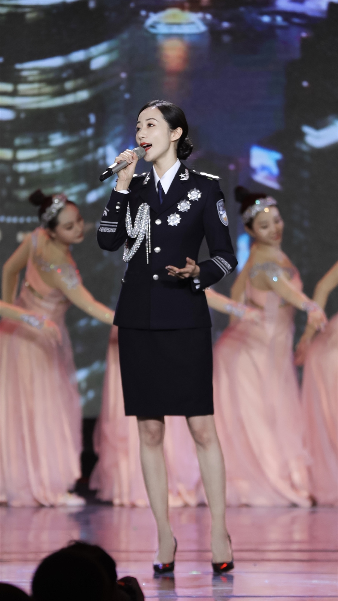 韩雪录制公安部春晚高歌《卫士心语》 警礼服英姿飒爽