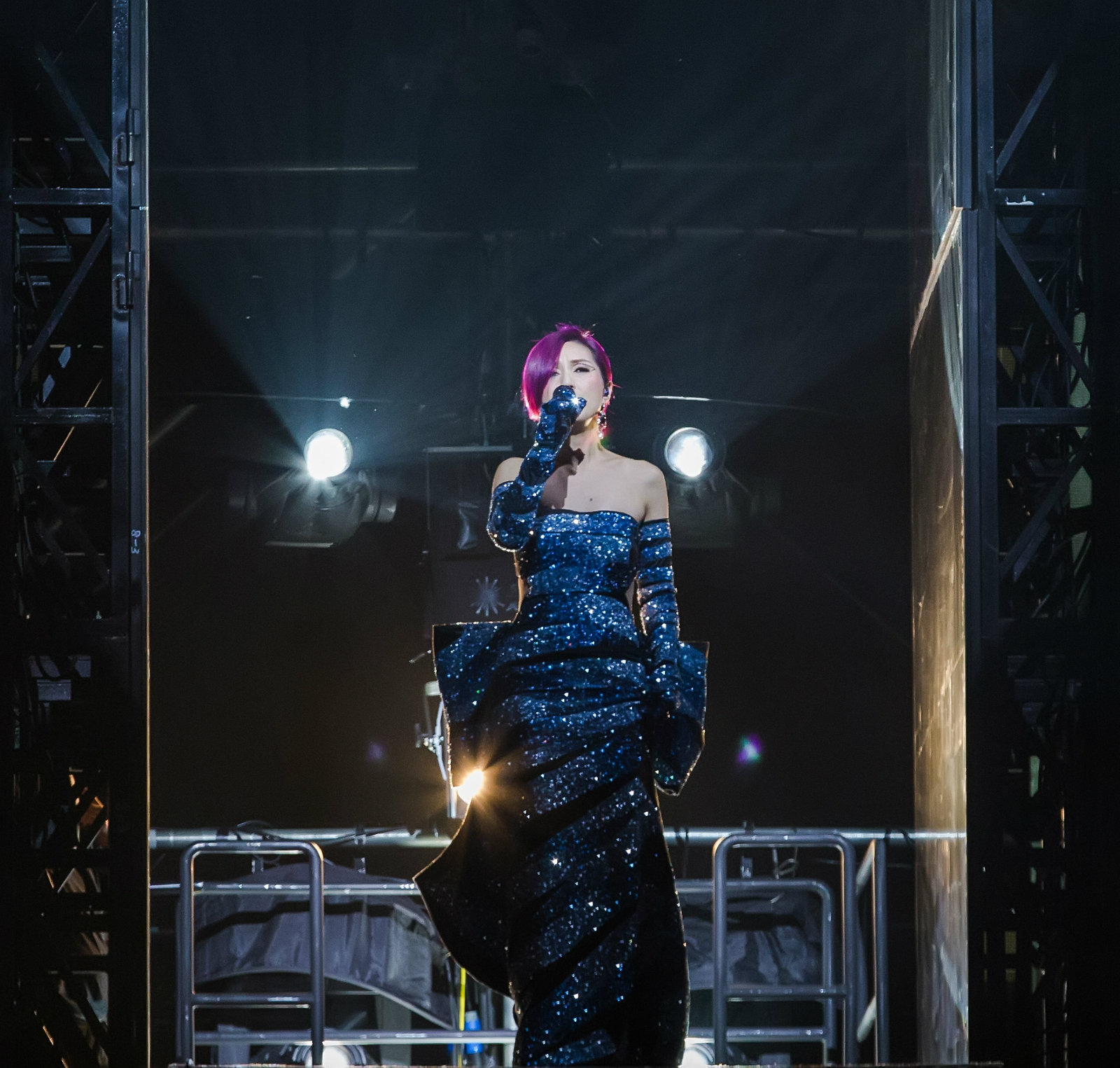 万千风情海星沙 首首嬅歌咏羊城杨千嬅首次世界巡演广州开秀