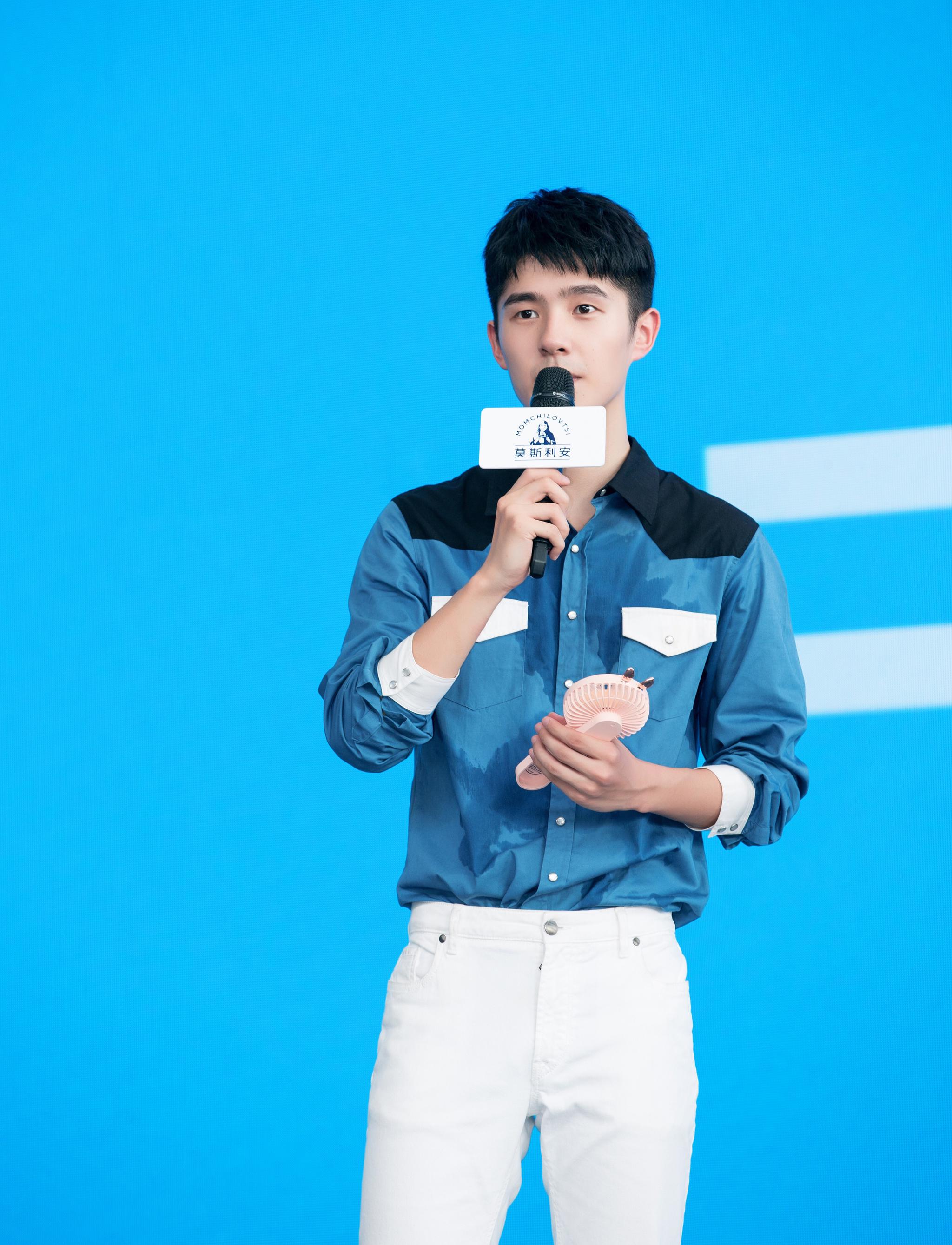 刘昊然化身学长出席品牌活动热播剧收视率破一获观众好评