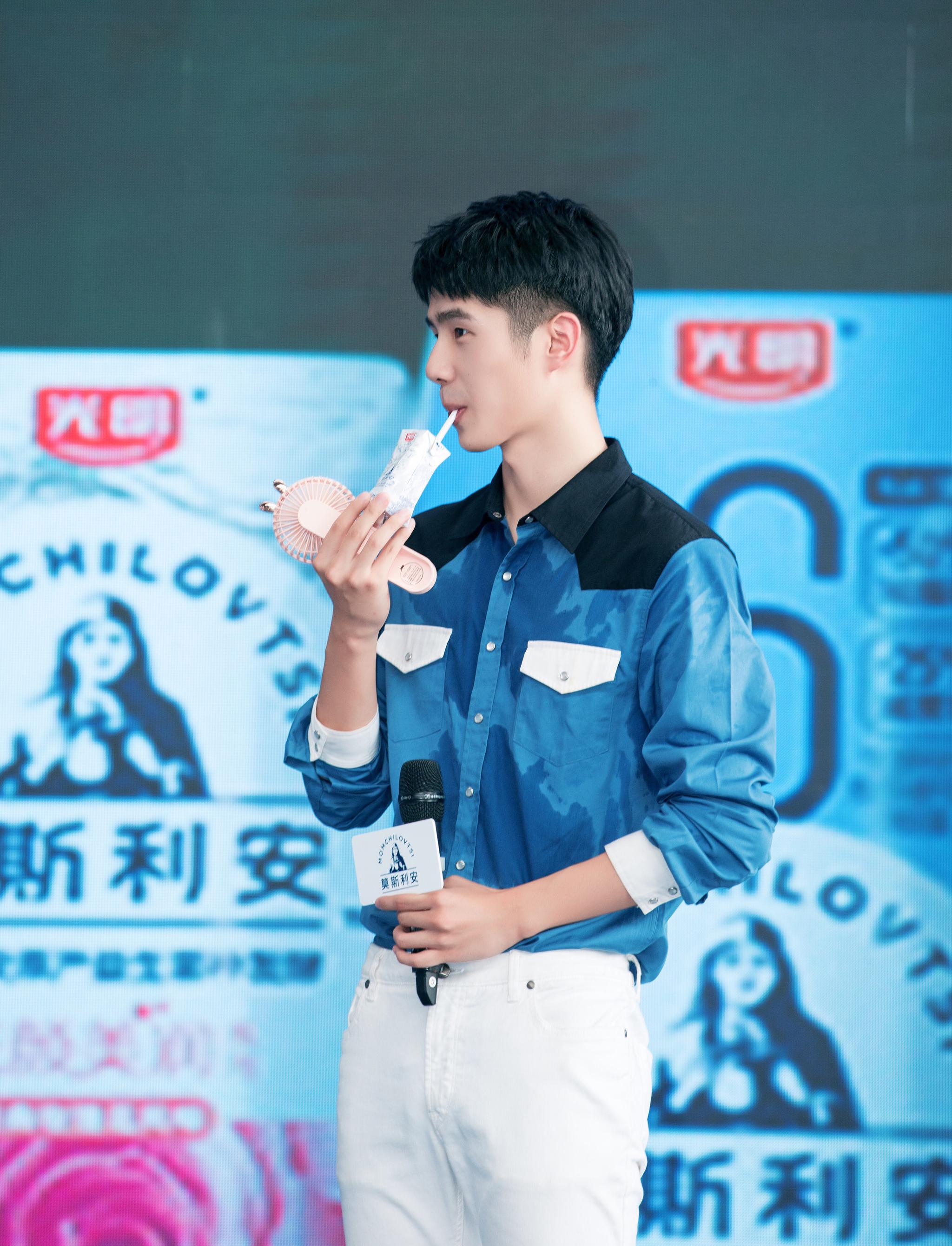 尽管夏日炎炎,但仍有众多粉丝到场热情为刘昊然应援.