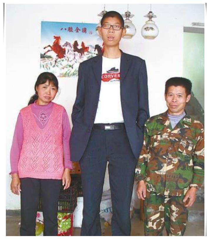 爸妈身高1米6,儿子却长到1米9,3次亲子鉴定后爸爸更郁闷了