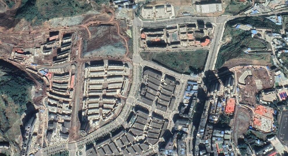 卫星上看四川达州宣汉县:县城位于半岛上,前河,后河在此交汇