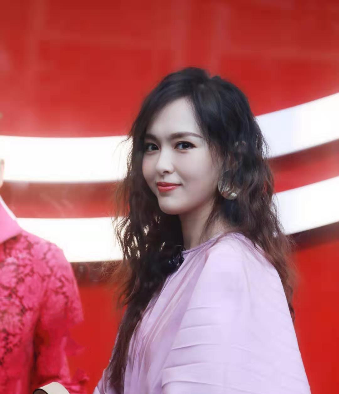 唐嫣粉嫩装现身御姐范儿十足脚踩恨天高小肚扁平无孕味