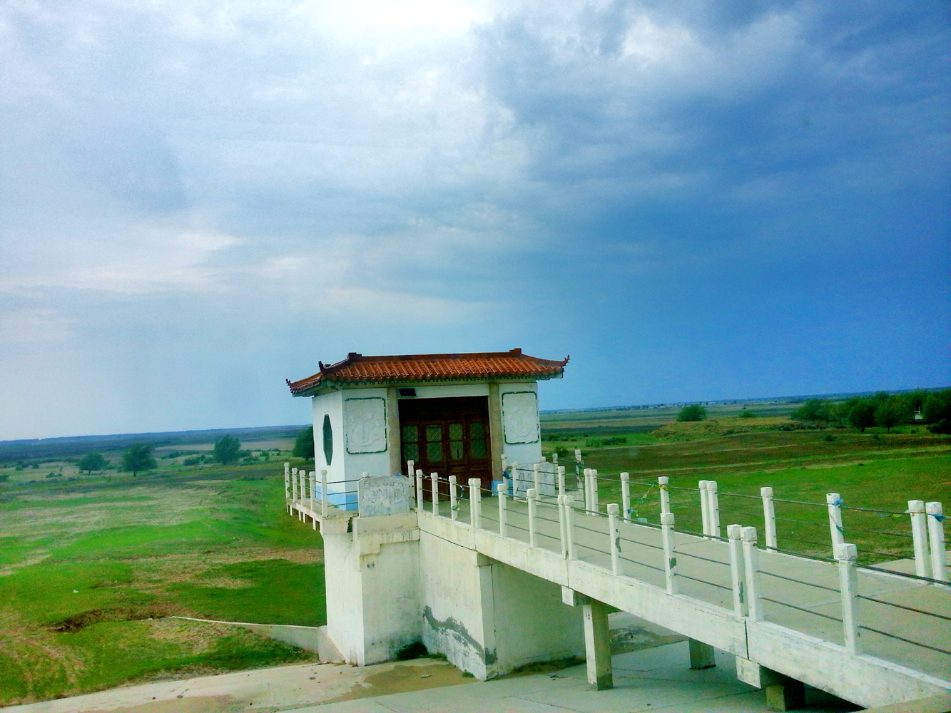 已干旱的原世界上最大的沙漠水库通辽市莫力庙水库闸楼,原创摄影