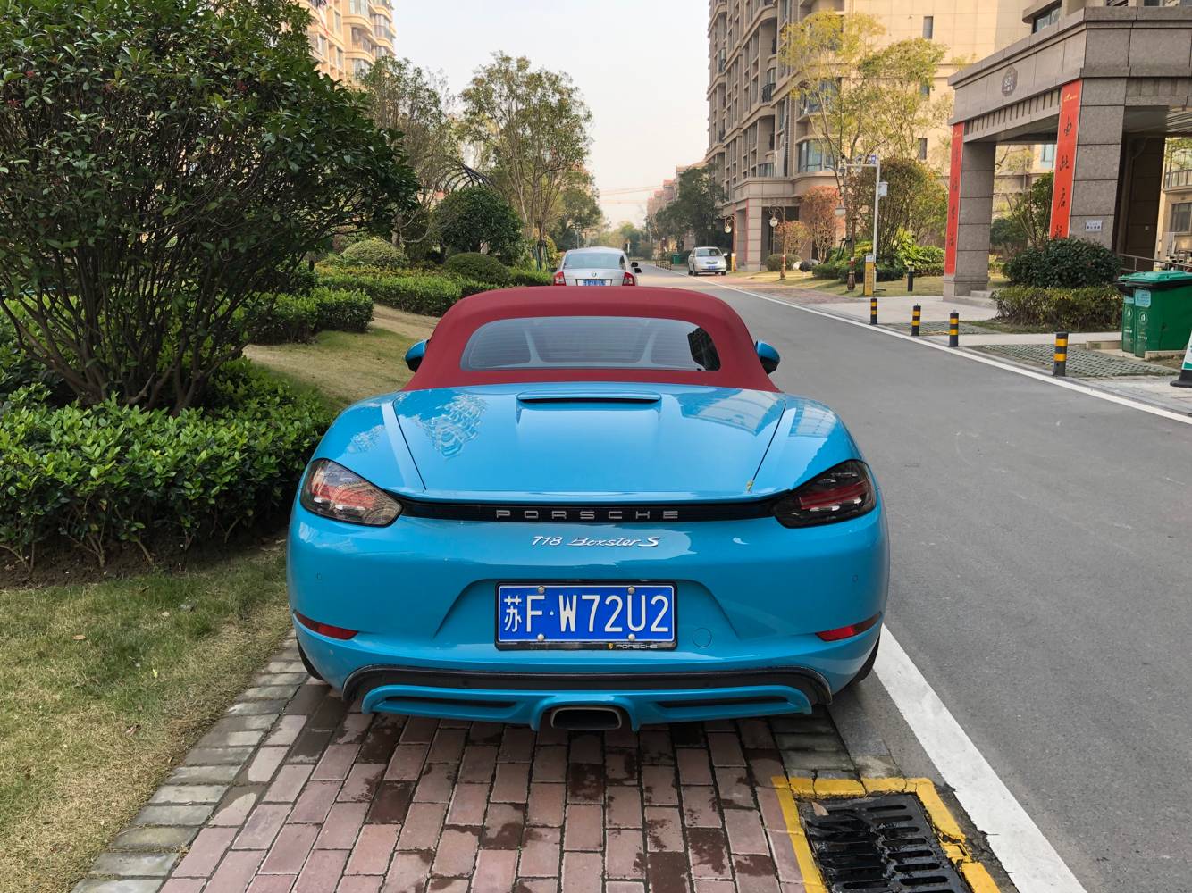 南通别墅区实拍保时捷718boxsters这蓝色太亮眼