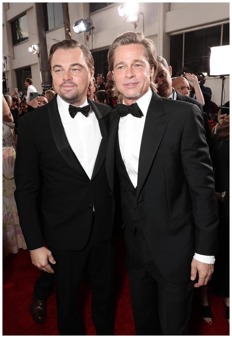 小李子皮特亮相金球奖亲密相拥秀友情,双黑西装性感男神魅力依旧