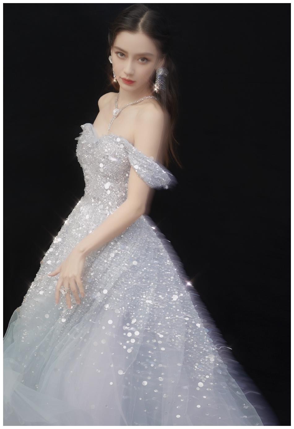 angelababy一袭浅蓝色纱裙大秀事业线 眼神魅惑尽显成熟女人魅力