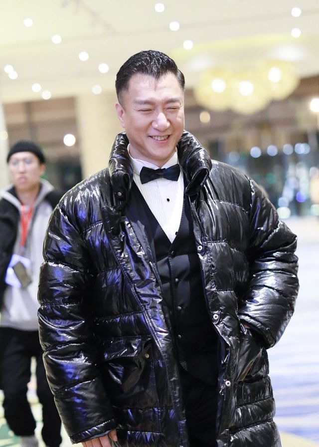 孙红雷穿亮面羽绒服显时尚 笑容堆满脸亲合力满满